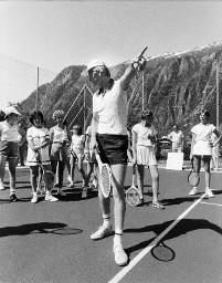 Tennisplatz - Tennislehrer Kindern und Jungen etwas zeigend - Tennisschläger, Blatten 1983