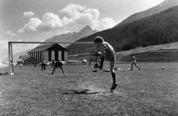 Fussballplatz - Kind den Ball ins Tor schiessend, vermutlich Zuoz, 1979