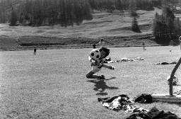 Fussballplatz - Torhüter den Ball vor dem Tor ablenkend, vermutlich Zuoz, 1979