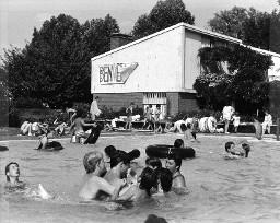 Kinder baden im Schwimmbad - Luftschläuche, Magliaso 1978