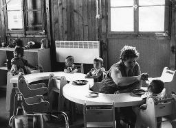 "SRK Kinderhort" - Kinder werden gefüttert, um 1990
