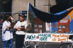"Greenpeace" - Jugendliche mit selbstgestaltetem Transparent mit Aufschrift "AKW: Schlechte Idee. Mehr Wonne mit Sonne!", vermutlich in den 1990er-Jahren