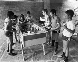 Knaben spielen Tischfussball im Freien und einige essen Eis,  Magliaso 1978