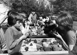 Kinder basteln im Freien - Malen und mit Ton basteln