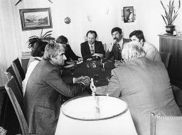"Besuch Jugoslawen" - Besprechung am Sitzungstisch, vermutlich mit Dolmetscherin, um 1990
