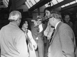 "Besuch Jugoslawen" - Führung in einer Fabrik, vermutlich mit Dolmetscherin, um 1990