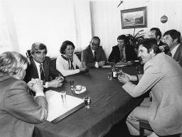 "Besuch Jugoslawen" - Besprechung am Sitzungstisch, vermutlich mit Dolmetscherin, um 1990