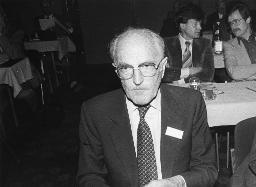 "Prof. Dr. Emil Küng, Dozent Hochschule St. Gallen, SMUV-Zeitung 23, Denkplatz S. 5" - Portraitbild