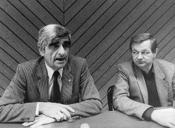 "Karl Aeschbach, Sekretär SGB" - Neben Fritz Reimann (links) sitzend, um 1980