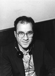 "Carlo Villiger, Sekretär SMUV Nord Vaudois (Yverdon), ehemals SMUV Sainte-Croix" - Portraitbild mit Kopfhörern, vermutlich 1990er-Jahre