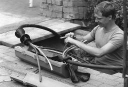 "Kabel, Elektro, 1994" - Elektriker bei der Arbeit