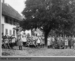 Krone Russikon. Spielpause - Mädchen vor dem Gebäude - Tennisschläger - Ball