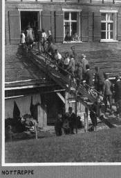 Nottreppe - Kinder benutzen die Holznottreppe, um ins Ferienkoloniehaus einzutreten