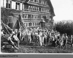 Morgentoilette - Knaben mit Handtüchern und Waschlappen vor dem Ferienkoloniehaus