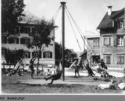 "Am Rundlauf" - Kinder am Spielen