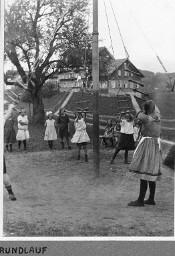 Rundlauf - Mädchen am Spielen