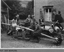 Auf der Schaukel - Mädchen im Freien sitzen auf Holzbrettern (Wippe)