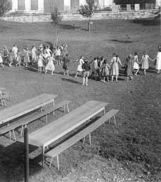 Frauen und Mädchen Hand in Hand auf der Wiese