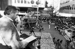 Pierre Schmid, 1987-1995 SMUV-Zentralsekretär, hält eine Rede