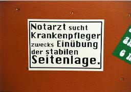 Fotos Expo 02, 2002 - "Notarzt sucht Krankenpfleger zwecks Einübung der stabilen Seitenlage."