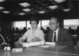 Armin Frei, Zentralsekretär Gewerkschaft Bau und Industrie (GBI), neben einer Frau an einem Tisch sitzend