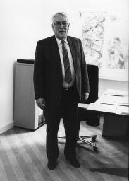 Karl Nussbaumer, Zentralsekretär Gewerkschaft Bau und Industrie (GBI), im Büro stehend