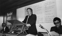 Werner Rupff, Vizepräsidium Zentralsekretär Gewerkschaft Bau und Industrie (GBI), eine Rede haltend; um 1990
