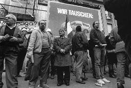 Demonstranten am Warten; Demonstration gegen Arbeitslosigkeit; Bern, 27.03.1993