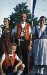 SAFFA 1958: "Toggenburg" - Frau (links) in Sonntagstracht, Mann und Junge in Festtagstracht, Frau (rechts) in Sommer-Werktagstracht des Toggenburgs; Zürich