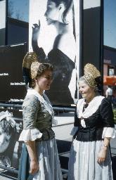 SAFFA 1958: "St. Gallerinnen" - zwei Frauen in Festtagstracht des Kantons St. Gallen; Zürich