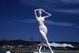 SAFFA 1958: "Weisse Statue" - Statue einer stehenden Frau mit gekreuzten Beinen und Armen über den Kopf haltend; Zürich