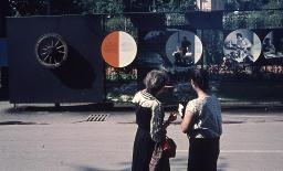SAFFA 1958: "Spiegel Saffa" - zwei Frauen stehen vor "Linie" mit Informationstafeln und Spiegel mit ihrem und des Fotografen Spiegelbild; Zürich
