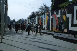 SAFFA 1958: "Linie; Königin Berta Westschweiz; förderte Spinner; Wiborada; gestorben 926; rettete Kosterbibliothek; von Ungarn getötet" - Darstellung der beiden Frauen auf grossen Stellwänden; Zürich wandmalerei