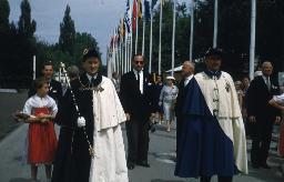 SAFFA 1958: "Linie" - zwei Kantonsweibel und weitere Besucher; Zürich