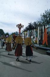SAFFA 1958: "Stauffacherin Fribourg" - Frauen in Trachten halten Spitzenband von Maibaum; Zürich