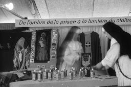 SAFFA 1958: "Dominikanerinnen"; Nonnen an ihrem Präsentationstisch; im Hintergrund Schild mit Spruch "De l'ombre de la prison à la lumière du cloître"; Zürich