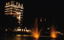 SAFFA 1958: "Saffa bei Nacht" - Wohnturm und Wasserfontänen beleuchtet im Dunkeln; Zürich