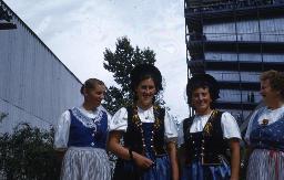 SAFFA 1958: "Zürcher Oberland Sonntag & Unterland Werktag" - Frauen in Tracht des Kantons Zürich; Zürich