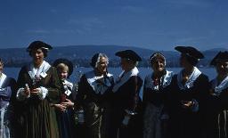 SAFFA 1958: "Zürich Stadt II" - Frauen und ein Mädchen in Tracht der Stadt Zürich"; Zürich