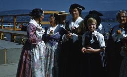 SAFFA 1958: "Zürich Stadt I" - Frauen und ein Mädchen in Tracht der Stadt Zürich"; Zürich