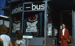 SAFFA 1958: "Biblio-Bus" - Bus mit lesender Eule auf Scheibe und Aufschrift "Wer Bücher liest weiss mehr"; Zürich