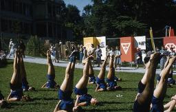 SAFFA 1958: "Turnerinnen II" - Frauen machen Turnübungen auf Wiese; Zürich