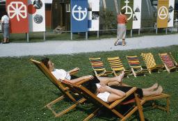 SAFFA 1958: "Ausruhen beim Clubhaus" - zwei Frauen in Liegestühlen auf Wiese; Zürich