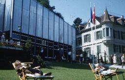 SAFFA 1958: "Clubpavillon" - zwei Frauen in Liegestühlen vor "Clubpavillon"; Zürich
