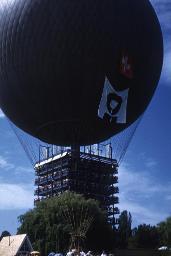 SAFFA 1958: "Ballon über Turm" - Gasballon mit SAFFA-Fahne über Wohnturm schwebend; Zürich