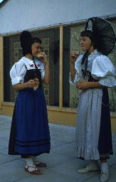 SAFFA 1958: "Beginn ?? Wehntaler & Appenzeller Tracht (Frau Dr Haur?)" - zwei Frauen in Trachten am Wurst essen; Zürich