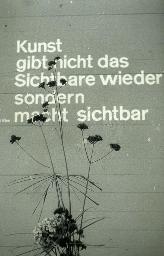 SAFFA 1958: "Spruch Kunst" - "Kunst gibt nicht das Sichtbare wieder sondern macht sichtbar" Schriftzug auf Wand; im Vordergrund Blumen; Zürich