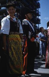 SAFFA 1958: "Evolène" - Frau in Tracht neben Mann in alter Militäruniform; Zürich