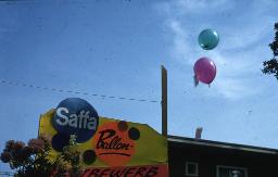 SAFFA 1958: "Ballonwettbewerb I" - Über Schild "Saffa Ballon-Wettbewerb" schwebende Lufballone; Zürich
