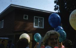 SAFFA 1958: "Ballonwettbewerb II" - Frauen mit Lufballonen mit Aufschrift "Renault Dauphine" in den Händen ; Zürich